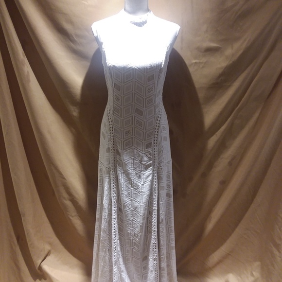 Elegant White Lace Maxi Dress - Picture 2 of 8